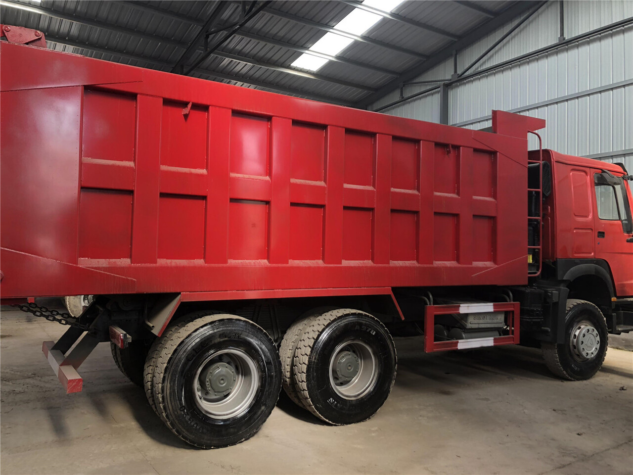 Camion benne pour transport de équipements lourds SINOTRUK Howo Dump truck 371: photos 3