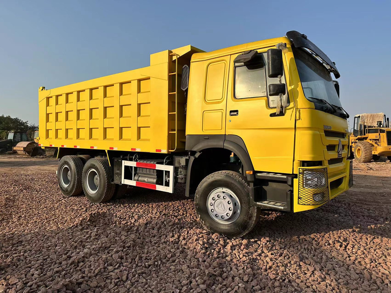 Camion benne pour transport de équipements lourds SINOTRUK Howo Dump truck 371: photos 2