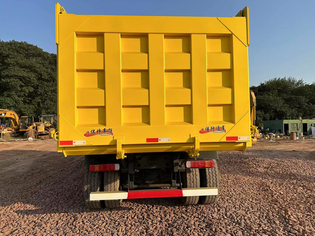 Camion benne pour transport de équipements lourds SINOTRUK Howo Dump truck 371: photos 10