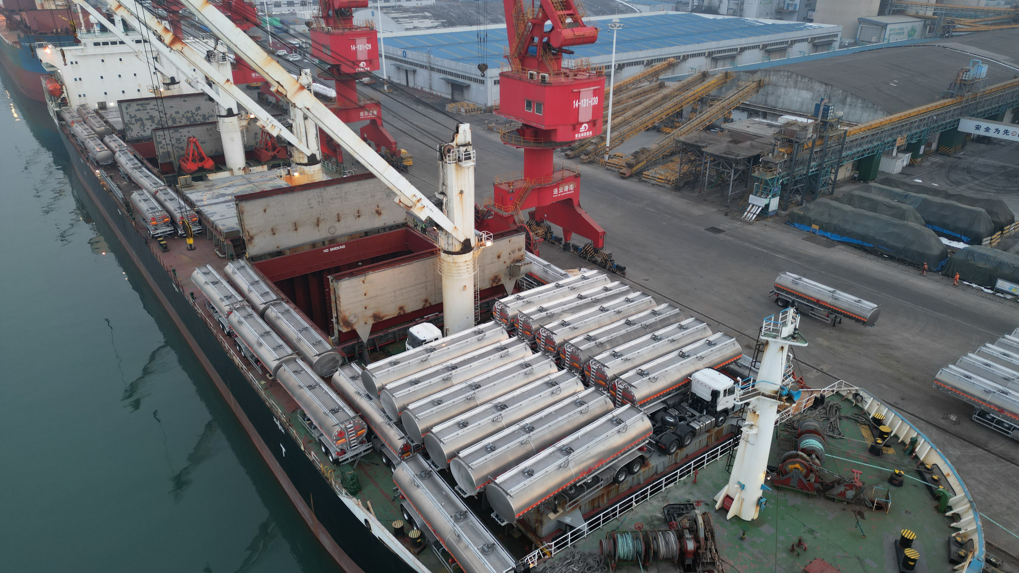 Qingdao Higher Weight Trade Co. LTD - Camions SINOTRUK - 6x4 undefined: photos 2