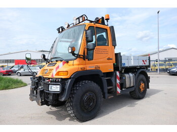 Camion plateau UNIMOG U400