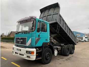 Camion benne MAN 33.372