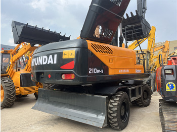 Pelle sur pneus HYUNDAI R210