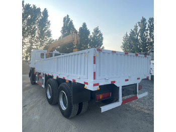 Camion grue SINOTRUK HOWO