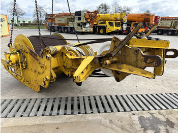 Grue auxiliaire LIEBHERR