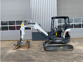 Pelle sur chenille BOBCAT E27