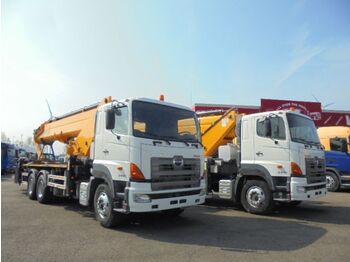 Camion avec nacelle