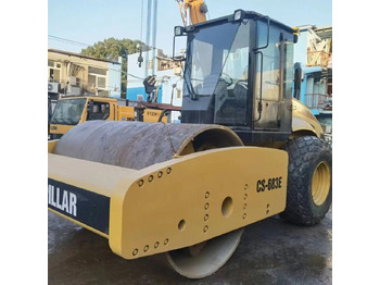 Rouleau compresseur CATERPILLAR