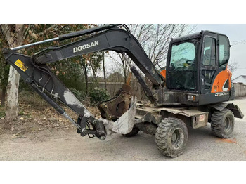 Pelle sur pneus DOOSAN DX60