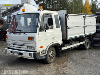 Camion plateau NISSAN