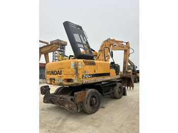 Pelle sur pneus HYUNDAI R210