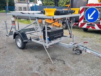 Remorque Nissen Fahrbare Vorwarntafel Typ VLT 1-08-70 Verkehrsleittafel Verkehrsleitanhänger Verkehrssicherungsanhänger Leitanhänger Leittafel Absperrtafel FAT: photos 2