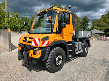 Engin de déneigement UNIMOG