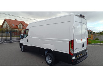 Photo d'intérieur 1: Fourgon utilitaire Iveco Daily 35C13 Blaszak L3H2 na bliźniakach VAT 23