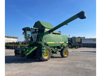 Moissonneuse-batteuse JOHN DEERE