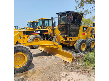 Niveleuse CATERPILLAR 140H