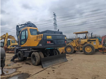 Pelle sur pneus VOLVO