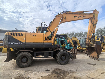 Pelle sur pneus HYUNDAI R210
