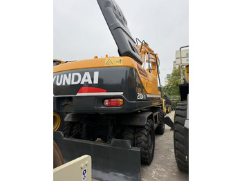Pelle sur pneus HYUNDAI R210