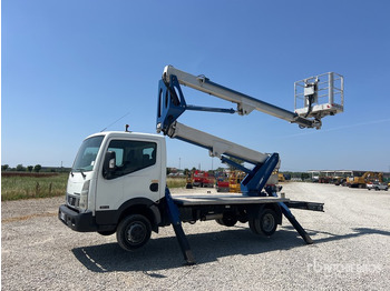Camion avec nacelle NISSAN