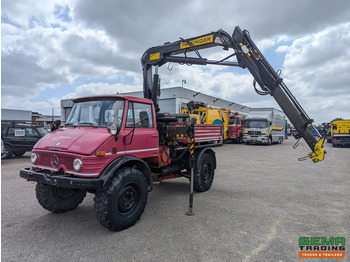 Camion grue UNIMOG