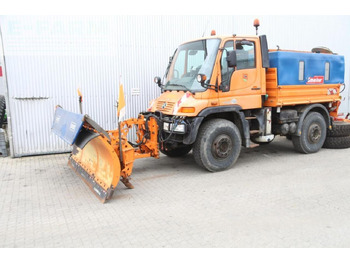 Engin de déneigement UNIMOG U400