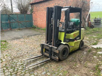 Chariot élévateur CLARK