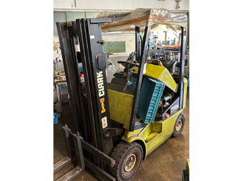 Chariot élévateur CLARK