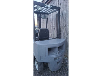 Chariot élévateur CLARK - DPM 20 SB - 1990 - FORKLIFT: photos 5 Chariot élévateur CLARK - DPM 20 SB - 1990 - FORKLIFT: photos 5