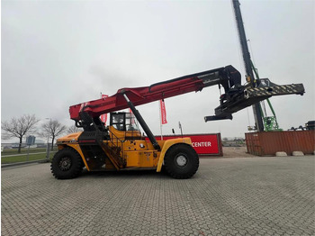 Reach stacker