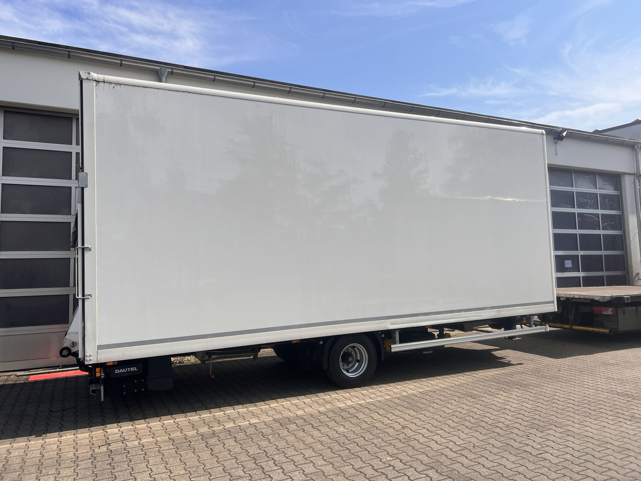 Ackermann Z-KA-F10.5/7,5 1 Achs Kofferanhänger mit Ladebordwand 10,5 t GG - Remorque fourgon: photos 5 Ackermann Z-KA-F10.5/7,5 1 Achs Kofferanhänger mit Ladebordwand 10,5 t GG - Remorque fourgon: photos 5