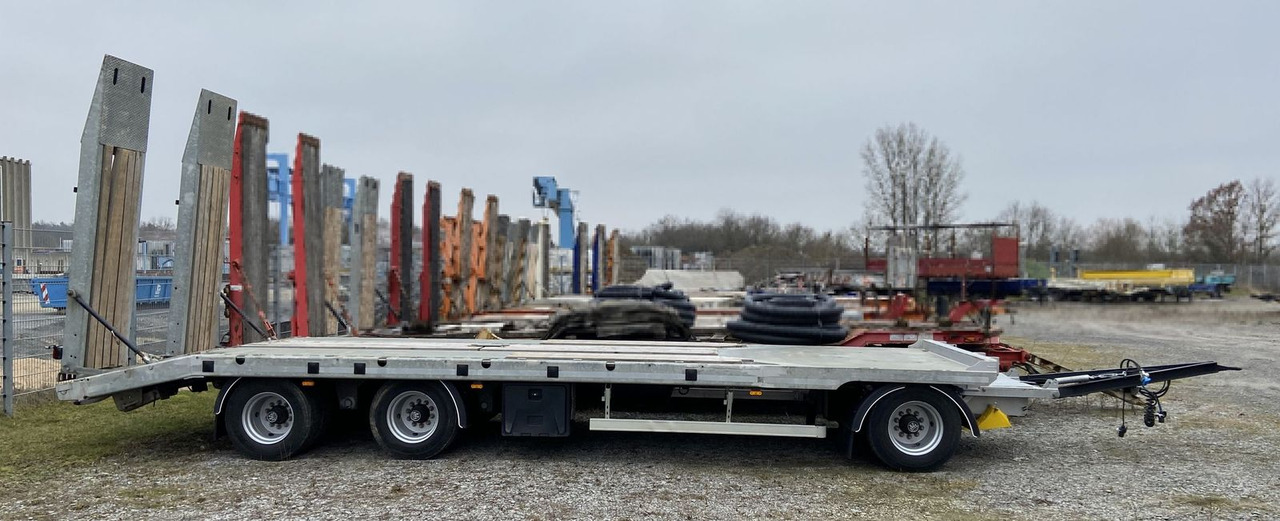 Möslein Neuwertig 3 Achs Tieflader 8,10 m Ladefläche - Remorque porte-engin surbaissée: photos 2 Möslein Neuwertig 3 Achs Tieflader 8,10 m Ladefläche - Remorque porte-engin surbaissée: photos 2