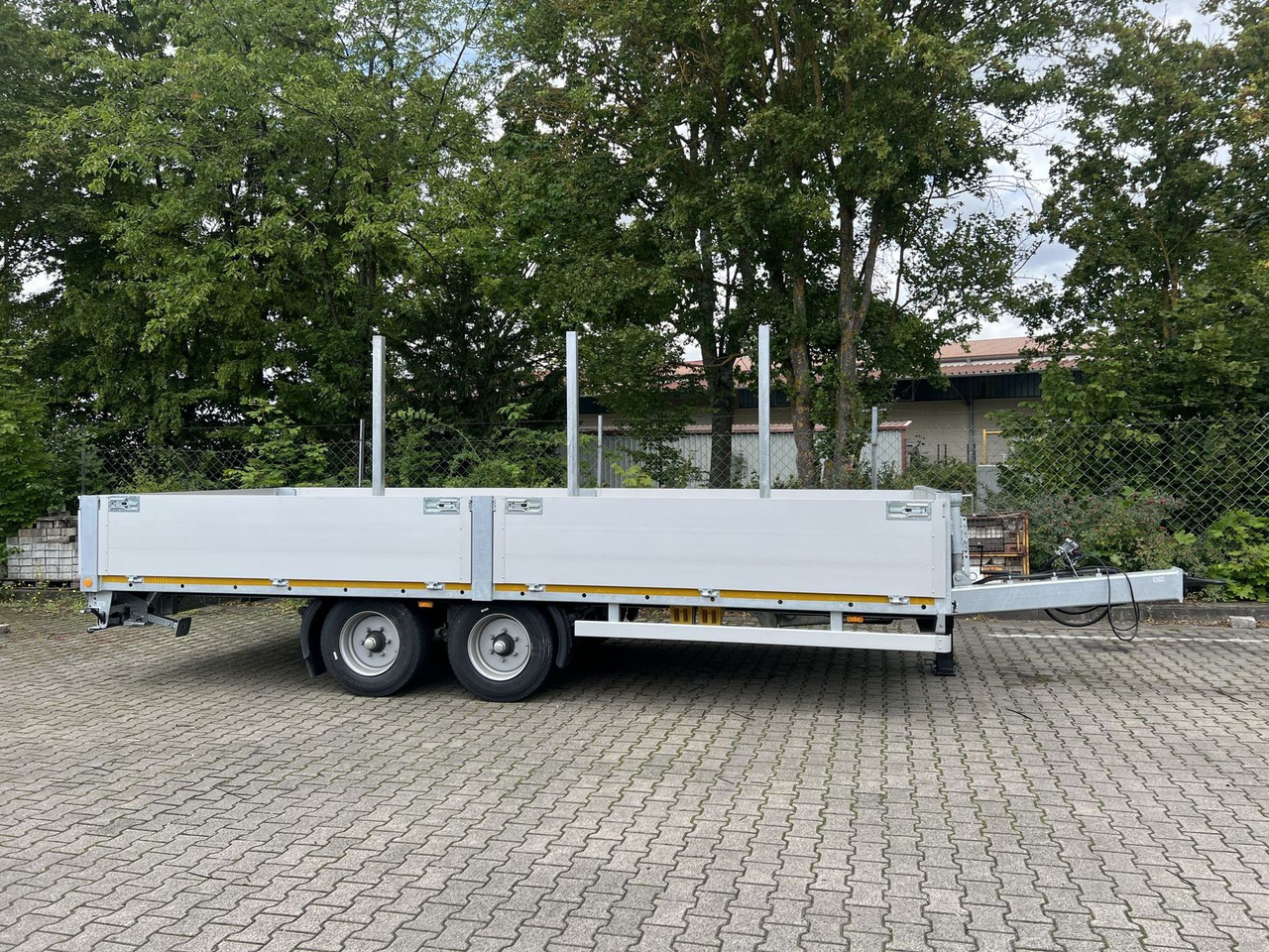 Möslein Tandem Pritsche- Tieflader mit Rungentaschen - Remorque porte-engin surbaissée: photos 1 Möslein Tandem Pritsche- Tieflader mit Rungentaschen - Remorque porte-engin surbaissée: photos 1