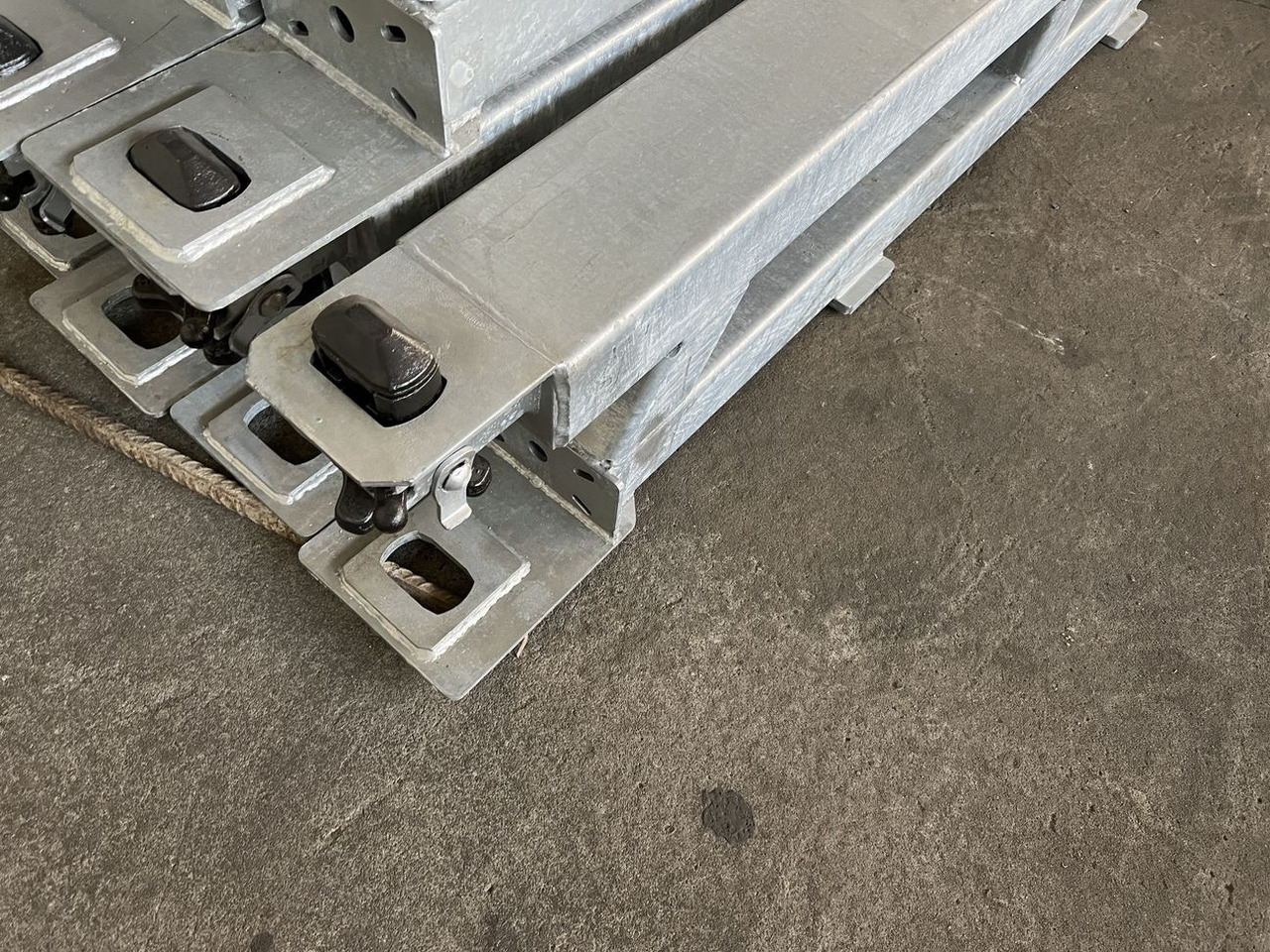 Müller Mitteltal Ausgleichsbock für Satteltieflader incl. Conatinerverschlüssen - Semi-remorque surbaissé: photos 5 Müller Mitteltal Ausgleichsbock für Satteltieflader incl. Conatinerverschlüssen - Semi-remorque surbaissé: photos 5