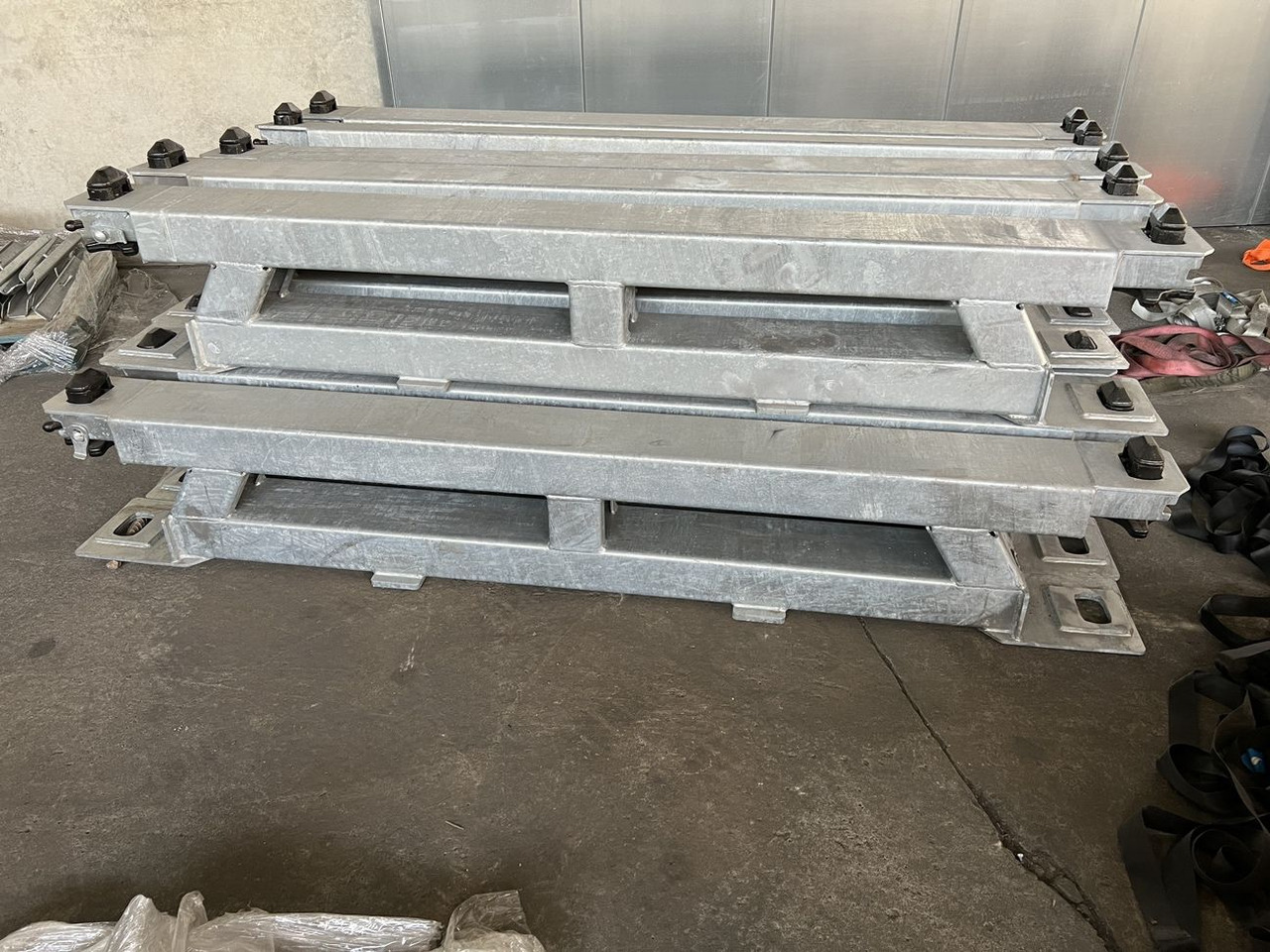 Müller Mitteltal Ausgleichsbock für Satteltieflader incl. Conatinerverschlüssen - Semi-remorque surbaissé: photos 2 Müller Mitteltal Ausgleichsbock für Satteltieflader incl. Conatinerverschlüssen - Semi-remorque surbaissé: photos 2