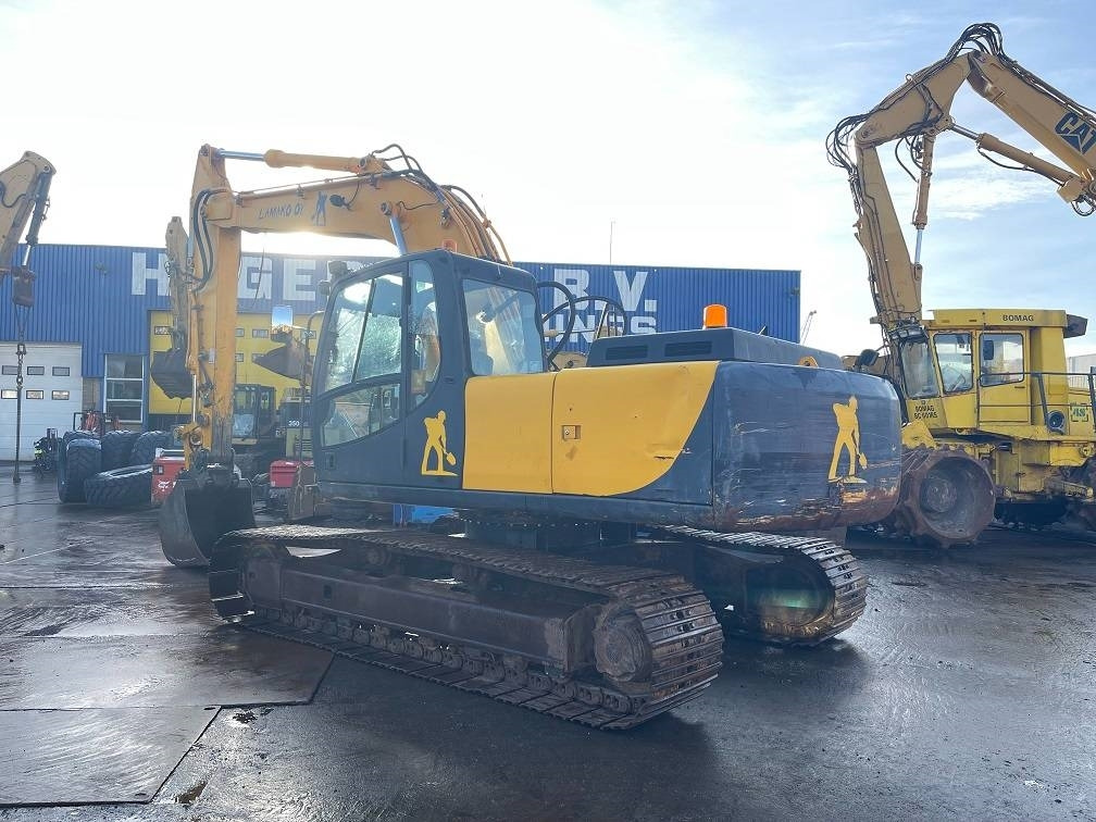 JCB JS 200 - Pelle sur chenille: photos 3 JCB JS 200 - Pelle sur chenille: photos 3