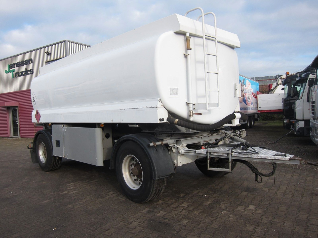 Lindner & Fischer 18400ltr 3 Kammern Oben-Unten - Remorque citerne: photos 1 Lindner & Fischer 18400ltr 3 Kammern Oben-Unten - Remorque citerne: photos 1