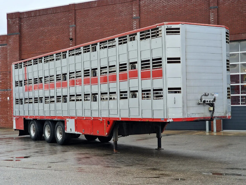 CUPPERS 3 deck livestock trailer - Water & Ventilation - Loadlift - Steering axle - Semi-remorque bétaillère: photos 2 CUPPERS 3 deck livestock trailer - Water & Ventilation - Loadlift - Steering axle - Semi-remorque bétaillère: photos 2