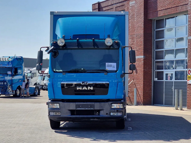 MAN TGM 15.250 4x2 - Box truck with sidedoors - Loadlift - Euro 5 - Automatic - Camera - Camion fourgon: photos 2 MAN TGM 15.250 4x2 - Box truck with sidedoors - Loadlift - Euro 5 - Automatic - Camera - Camion fourgon: photos 2
