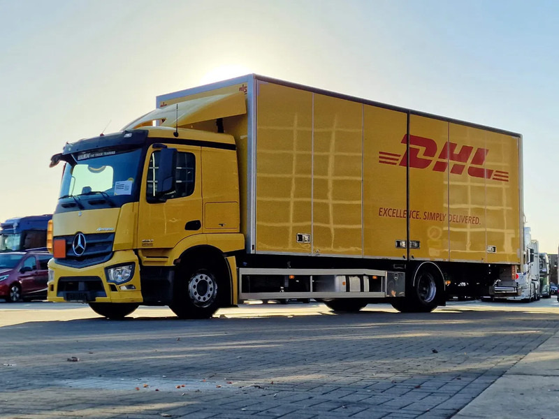 Mercedes-Benz Actros 1827 4x2 Sleepercab - Box with side doors - Loadlift - Low KM - Full air - A/C - Camion fourgon: photos 3 Mercedes-Benz Actros 1827 4x2 Sleepercab - Box with side doors - Loadlift - Low KM - Full air - A/C - Camion fourgon: photos 3