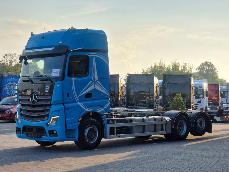 Mercedes-Benz Actros 2553 6x2 - BDF - Retarder - 4.90 WB - Loadlift - Full air - Camion porte-conteneur/ Caisse mobile: photos 3 Mercedes-Benz Actros 2553 6x2 - BDF - Retarder - 4.90 WB - Loadlift - Full air - Camion porte-conteneur/ Caisse mobile: photos 3