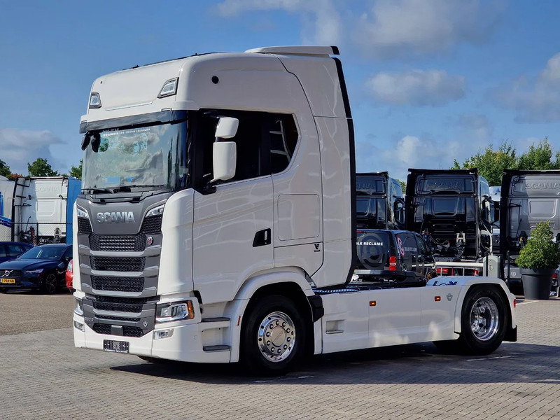 Scania 590S V8 NGS Highline 4x2 - New - Facelift - Full spec - Retarder - Leather - Full air - Tracteur routier: photos 3 Scania 590S V8 NGS Highline 4x2 - New - Facelift - Full spec - Retarder - Leather - Full air - Tracteur routier: photos 3