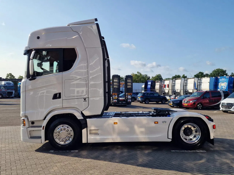 Scania 590S V8 NGS Highline 4x2 - New - Facelift - Full spec - Retarder - Leather - Full air - Tracteur routier: photos 4 Scania 590S V8 NGS Highline 4x2 - New - Facelift - Full spec - Retarder - Leather - Full air - Tracteur routier: photos 4