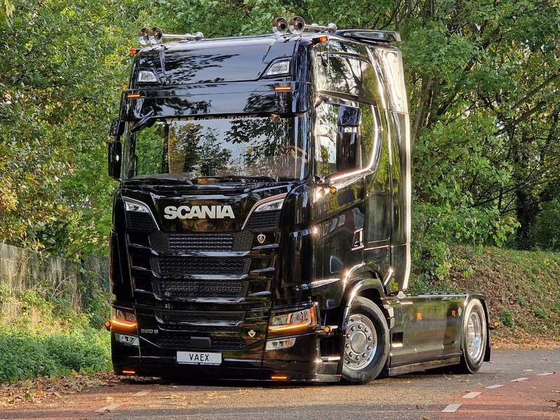 Scania 590S V8 NGS Highline 4x2 - New show truck - Full spec - Retarder - Leather - Full air - BUFFL - Tracteur routier: photos 2 Scania 590S V8 NGS Highline 4x2 - New show truck - Full spec - Retarder - Leather - Full air - BUFFL - Tracteur routier: photos 2