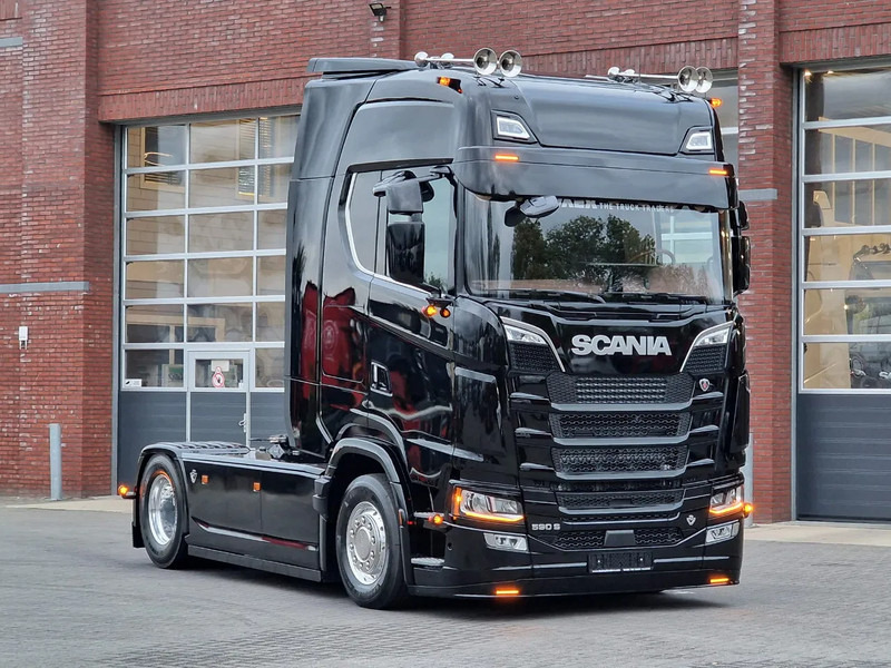 Scania 590S V8 NGS Highline 4x2 - New show truck - Full spec - Retarder - Leather - Full air - BUFFL - Tracteur routier: photos 3 Scania 590S V8 NGS Highline 4x2 - New show truck - Full spec - Retarder - Leather - Full air - BUFFL - Tracteur routier: photos 3