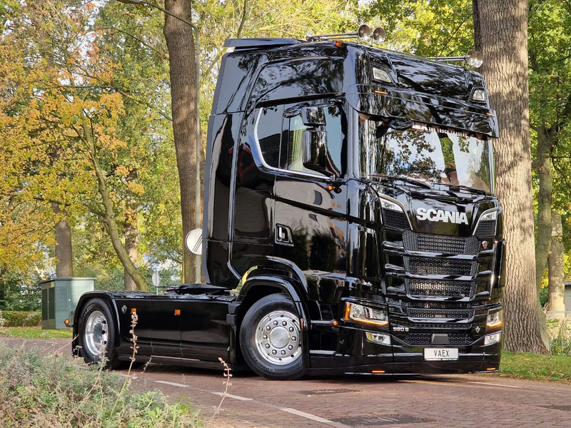 Scania 590S V8 NGS Highline 4x2 - New show truck - Full spec - Retarder - Leather - Full air - BUFFL - Tracteur routier: photos 1 Scania 590S V8 NGS Highline 4x2 - New show truck - Full spec - Retarder - Leather - Full air - BUFFL - Tracteur routier: photos 1