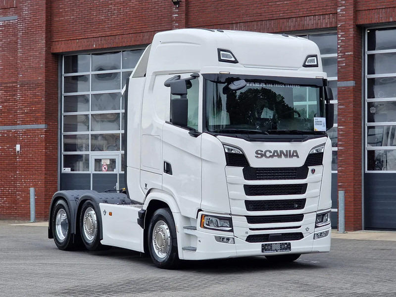 Scania 590S V8 NGS Highline 6x2/4 - New - Full spec - Retarder - Night clima - New dashboard - Leather - NEW - Tracteur routier: photos 1 Scania 590S V8 NGS Highline 6x2/4 - New - Full spec - Retarder - Night clima - New dashboard - Leather - NEW - Tracteur routier: photos 1