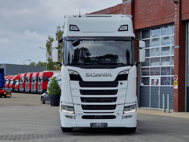 Scania 770S V8 NGS Highline 6x2/4 - New - Old dashboard - Full spec - Retarder - Night clima - Led - Leather - Navi - Tracteur routier: photos 2 Scania 770S V8 NGS Highline 6x2/4 - New - Old dashboard - Full spec - Retarder - Night clima - Led - Leather - Navi - Tracteur routier: photos 2