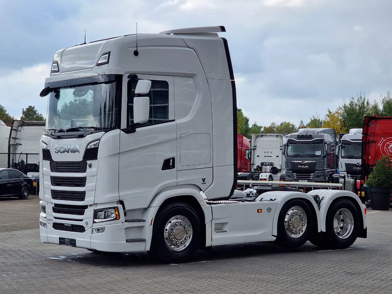 Scania 770S V8 NGS Highline 6x2/4 - New - Old dashboard - Full spec - Retarder - Night clima - Led - Leather - Navi - Tracteur routier: photos 3 Scania 770S V8 NGS Highline 6x2/4 - New - Old dashboard - Full spec - Retarder - Night clima - Led - Leather - Navi - Tracteur routier: photos 3