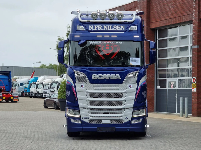Scania 770S V8 NGS Highline 6x2 - Show truck - Special paint - Custom interior - Retarder - Full air - Night clima - Tracteur routier: photos 2 Scania 770S V8 NGS Highline 6x2 - Show truck - Special paint - Custom interior - Retarder - Full air - Night clima - Tracteur routier: photos 2